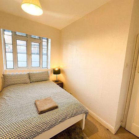 2 Bed Flat - Short Walk From Brent Cross Station Apartman Hendon Kültér fotó