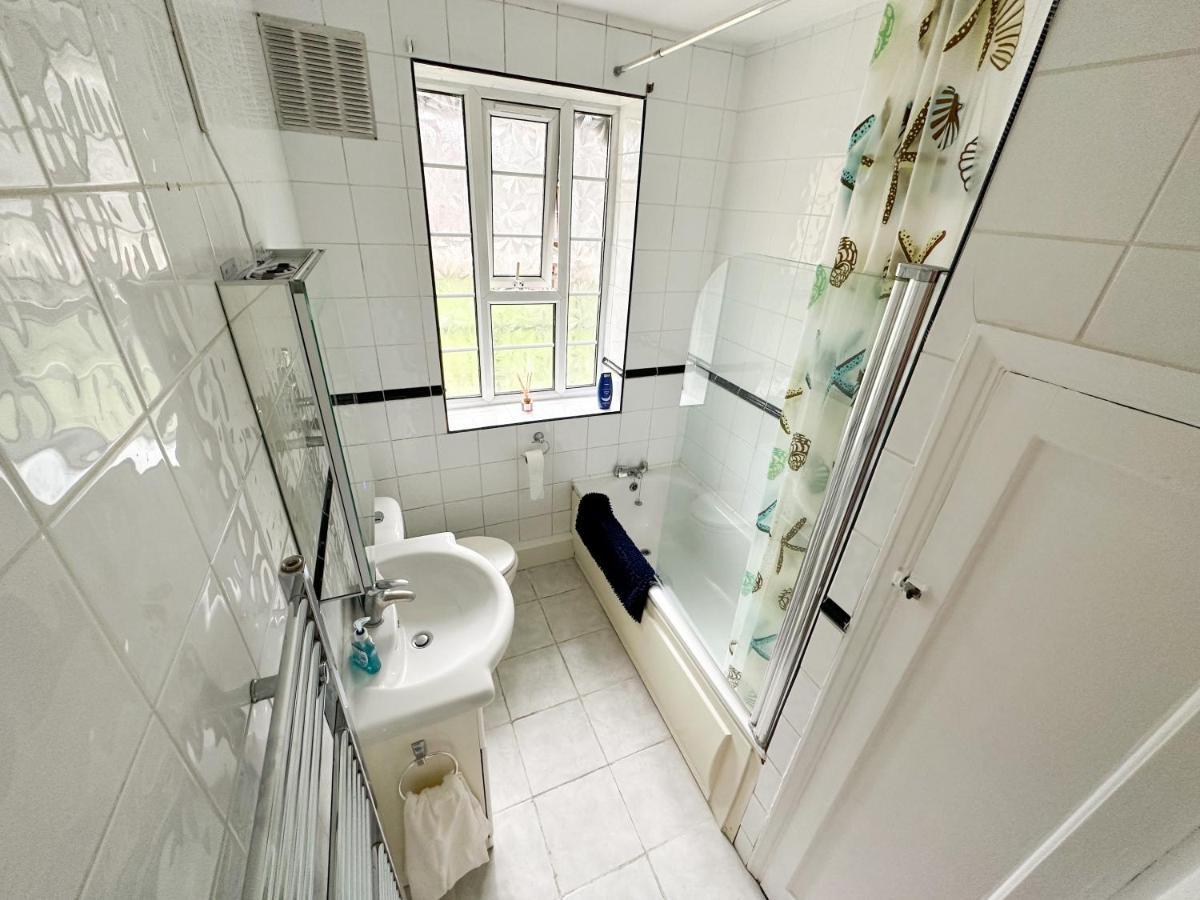 2 Bed Flat - Short Walk From Brent Cross Station Apartman Hendon Kültér fotó